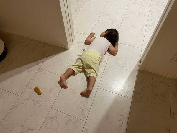 「パンが意味深」「癒された」　寝室にたどり着けなかった娘の写真に吹き出す