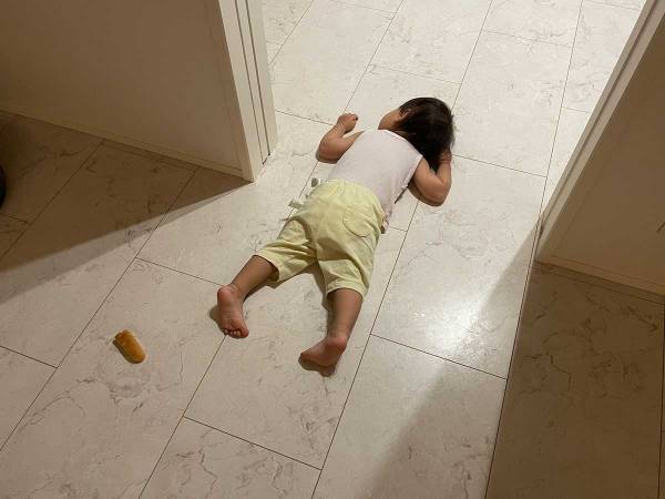 「パンが意味深」「癒された」　寝室にたどり着けなかった娘の写真に吹き出す