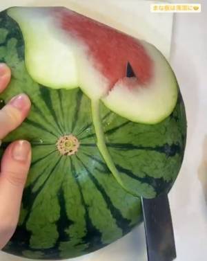 食べやすさ三角カット超え！？　斬新なスイカの切り方に「これはすごい！」「今度やる」