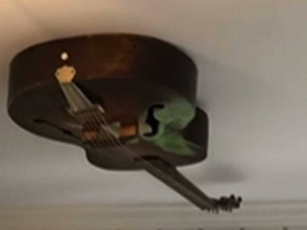 天井を見ながら、楽器店のドアを開ける少年　視線の先にあるものに「くだらないけど笑える」