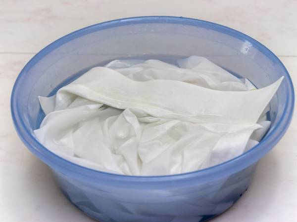 白い服　黄ばみを落とすには？　目からウロコの方法に「ためになる」「やってみる」