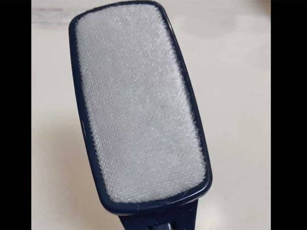 ダイソーのホコリ取りブラシ、洋服に使わず『アレ』に使う！　「すごい」「目玉が飛び出た」