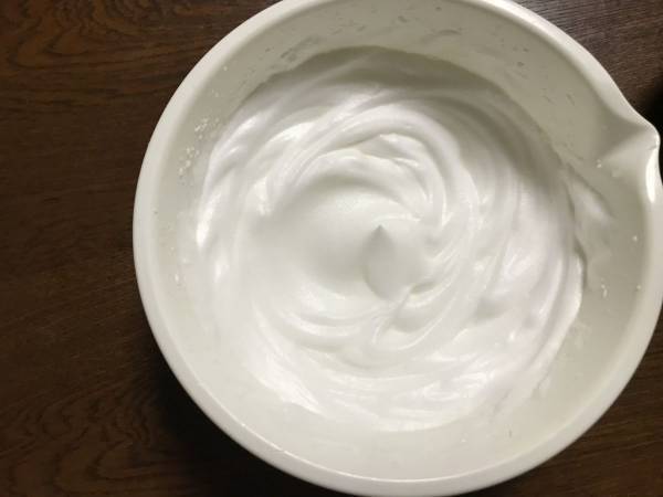 泡立て器を使わずに？　ふわふわのメレンゲを作る方法に「知らなかった」「天才だ！」