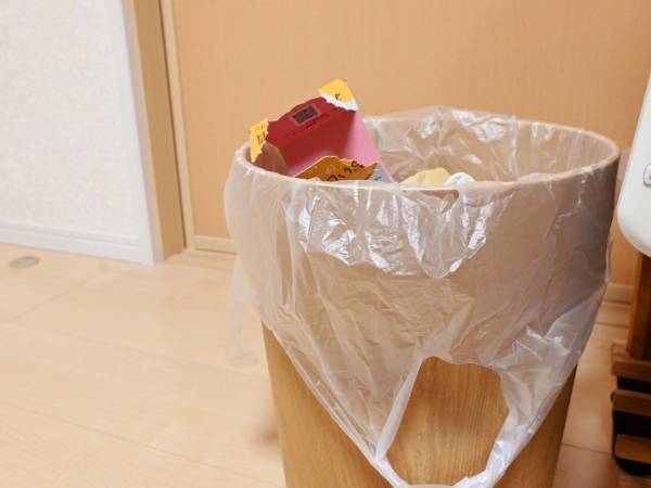 ゴミ箱からはみ出た袋　アレを使って隠す方法に「わかりやすい」「ナイスアイディア」