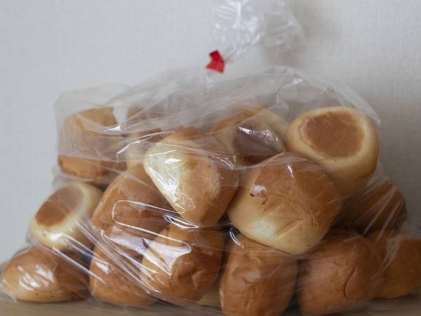 まさかクルトンに…？　コストコディナーロールのアレンジが「天才だ！」