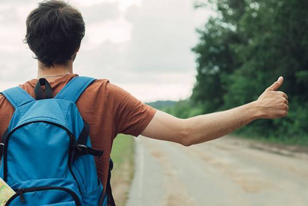 世界一周中のカップルの投稿が議論に　夜の街で撮影された１枚に「危険だ」の声