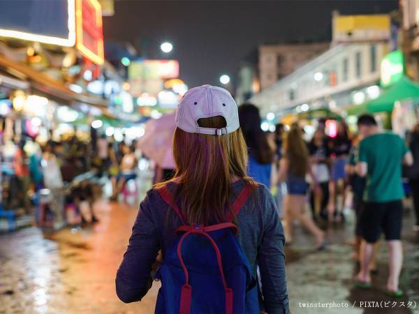 世界一周中のカップルの投稿が議論に　夜の街で撮影された１枚に「危険だ」の声