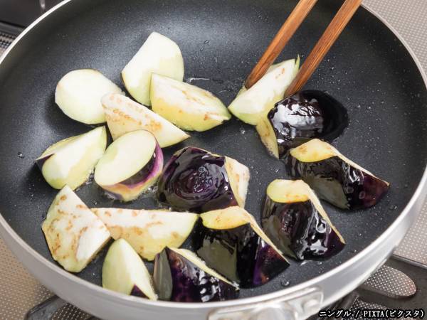 めんつゆとぽん酢でさっぱり！　ジメジメした日に食べたい、ナスの簡単レシピとは？