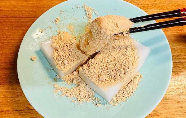 「簡単なのにおいしすぎ！」　レンチンでつきたての『プリプリ餅』を作る方法