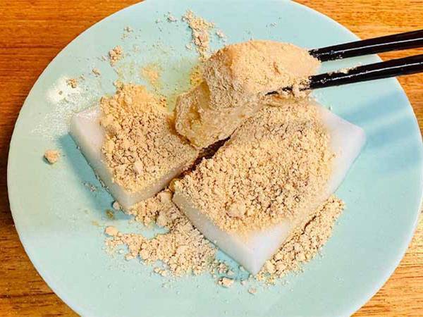 「簡単なのにおいしすぎ！」　レンチンでつきたての『プリプリ餅』を作る方法