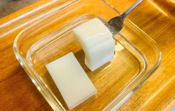 「簡単なのにおいしすぎ！」　レンチンでつきたての『プリプリ餅』を作る方法