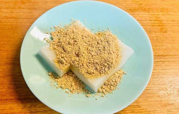 「簡単なのにおいしすぎ！」　レンチンでつきたての『プリプリ餅』を作る方法