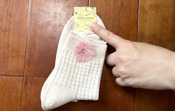 ハサミを一切使わずに『靴下のタグピンを取る方法』　「一瞬の出来事」「ダメージもない！」