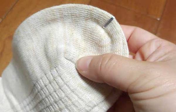 ハサミを一切使わずに『靴下のタグピンを取る方法』　「一瞬の出来事」「ダメージもない！」