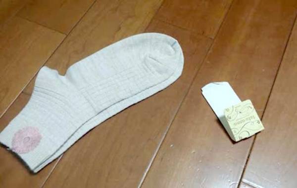 ハサミを一切使わずに『靴下のタグピンを取る方法』　「一瞬の出来事」「ダメージもない！」