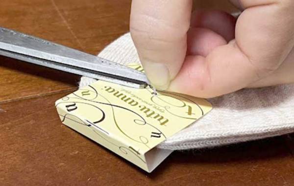 ハサミを一切使わずに『靴下のタグピンを取る方法』　「一瞬の出来事」「ダメージもない！」