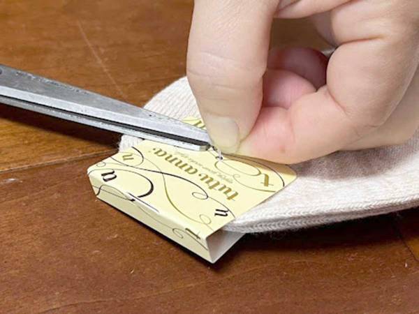 ハサミを一切使わずに『靴下のタグピンを取る方法』　「一瞬の出来事」「ダメージもない！」