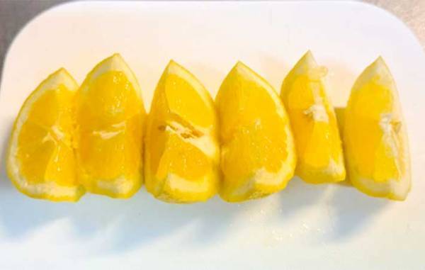 絞る時に気を使うレモン　汁の飛び散りを防ぐコツに「くし切りやめる」「すごくいい！」