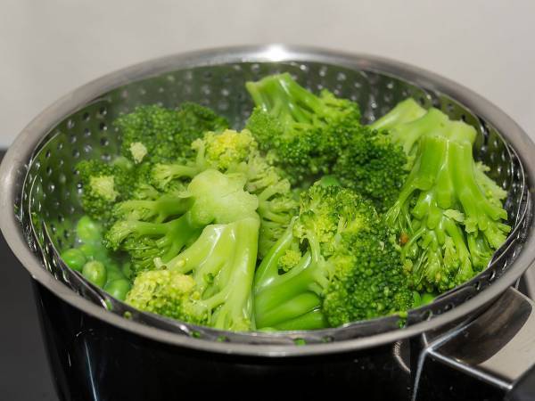 ブロッコリーに農薬が残っていた？　茹で汁や洗った後の水に浮かんでいるものとは…農家の回答