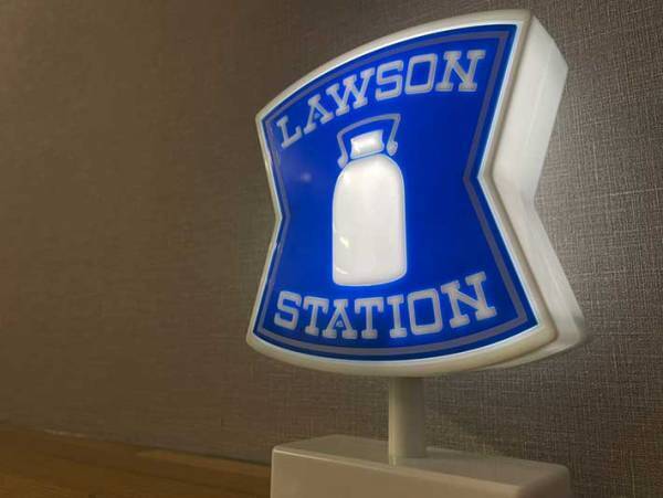 ネットで大バズり！　ローソンの看板『そのまんま』グッズを、実際に使ってみた