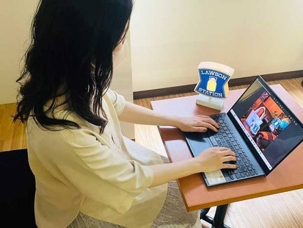 ネットで大バズり！　ローソンの看板『そのまんま』グッズを、実際に使ってみた