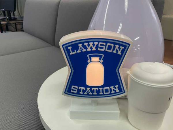 ネットで大バズり！　ローソンの看板『そのまんま』グッズを、実際に使ってみた