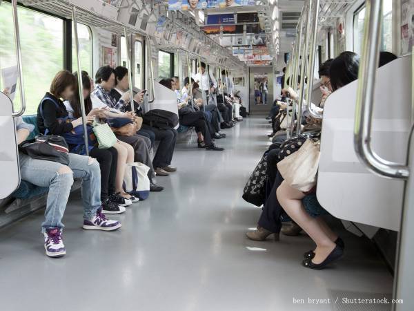 電車内でグズる子供と、疲れ切った親　状況を察した『隣の人』の行動に「ナイスフォロー！」