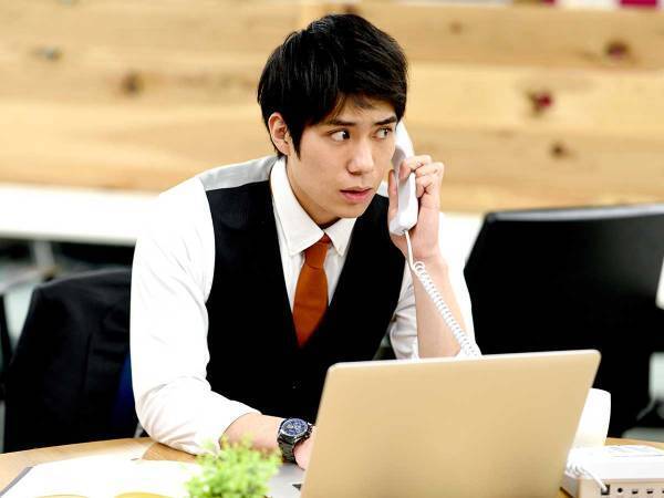 顧客「上の者を出せ」　クレームの電話に、唯一残業していた社員は…？