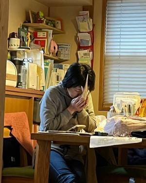 母親がインコを吸っている光景が『アレ』にしか見えない　「爆笑した」「なんて高貴なの」