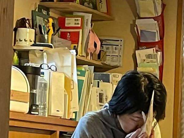 母親がインコを吸っている光景が『アレ』にしか見えない　「爆笑した」「なんて高貴なの」