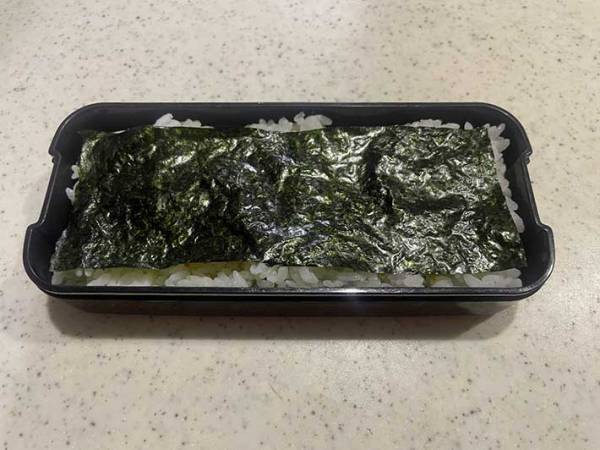 のり弁の海苔が「うまくちぎれない！」　簡単に解決する裏技に「思いつかなかった」「これは嬉しい」