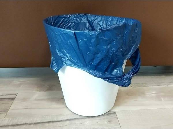 ゴミ箱からはみ出る袋を隠す方法！　簡単なのに「めっちゃすっきり」「思いつかなかった」