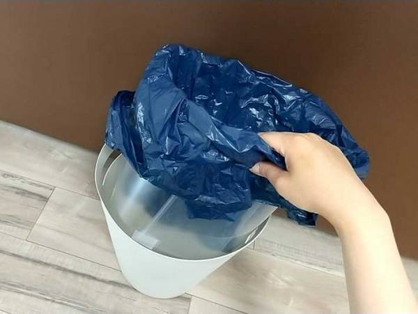 ゴミ箱からはみ出る袋を隠す方法！　簡単なのに「めっちゃすっきり」「思いつかなかった」