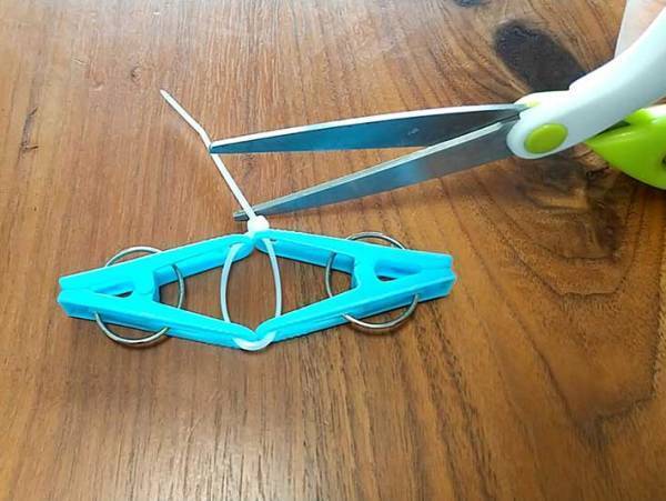 雨の日に部屋干しのスペースがない…　『アレ』を挟むだけで？　「助かった」「これはナイス」