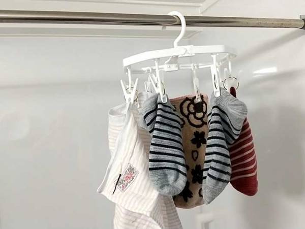 雨の日に部屋干しのスペースがない…　『アレ』を挟むだけで？　「助かった」「これはナイス」