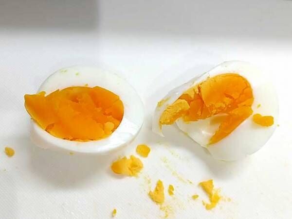 ゆで卵の黄身を崩さずに切る方法　簡単すぎて「もっと早く知りたかった！」
