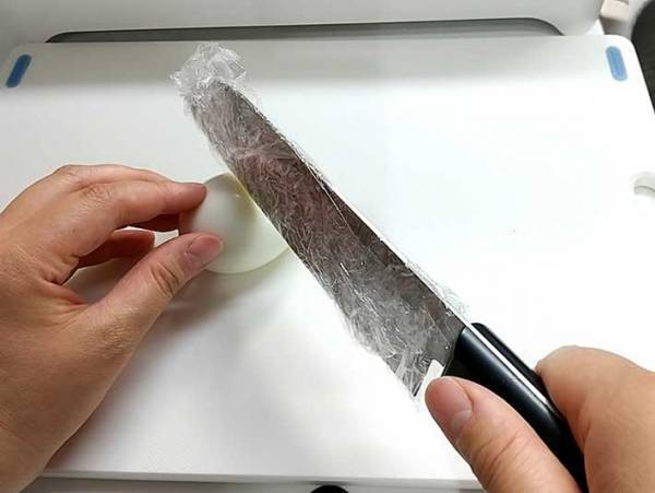 ゆで卵の黄身を崩さずに切る方法　簡単すぎて「もっと早く知りたかった！」