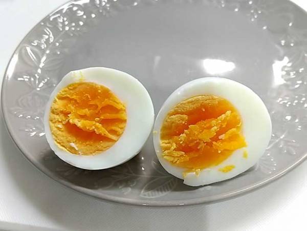 ゆで卵の黄身を崩さずに切る方法　簡単すぎて「もっと早く知りたかった！」