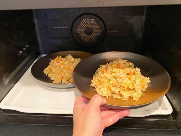 大皿を２枚同時に温める方法に「なぜ思いつかなかったんだ～！」「嬉しすぎる」