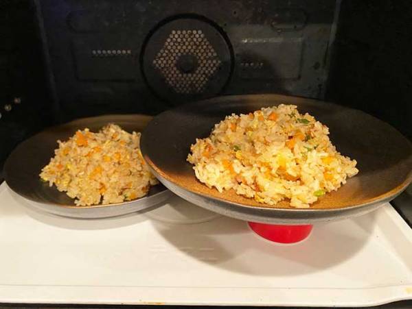 大皿を２枚同時に温める方法に「なぜ思いつかなかったんだ～！」「嬉しすぎる」