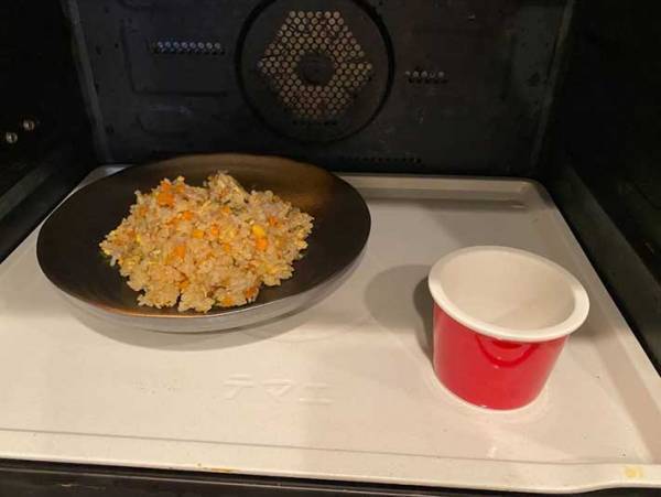 大皿を２枚同時に温める方法に「なぜ思いつかなかったんだ～！」「嬉しすぎる」