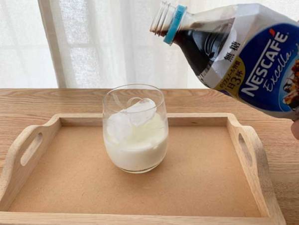 おうちでカフェ気分！『２層のカフェオレ』の作り方　コツは〇〇を先に入れる？