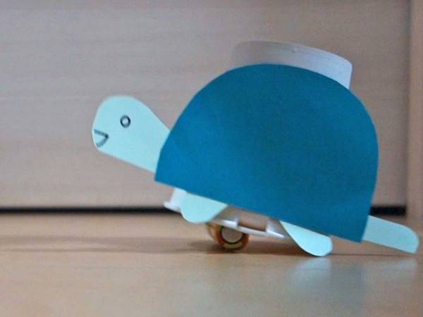 材料３つでカンタン工作！　トコトコ走るおもちゃが「かわいい」「面白い」