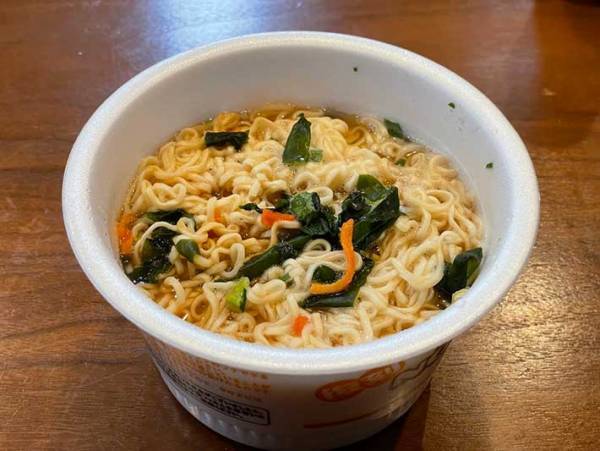 レトロなパッケージがかわいい！　復刻版『ペヤング ディアーヌードル』の味は？