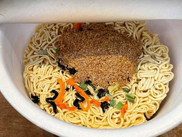 レトロなパッケージがかわいい！　復刻版『ペヤング ディアーヌードル』の味は？