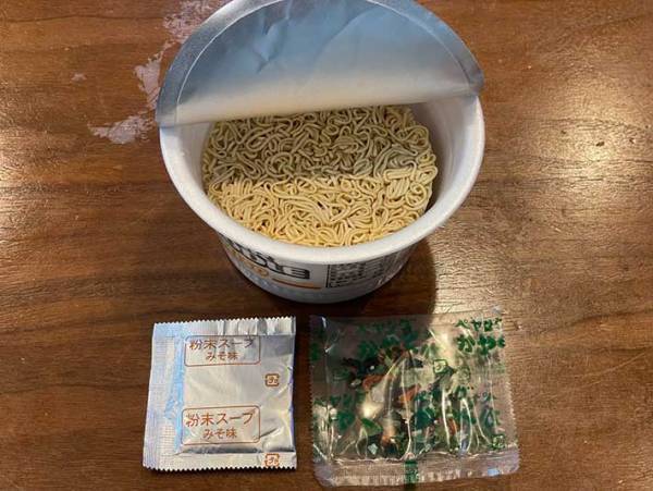 レトロなパッケージがかわいい！　復刻版『ペヤング ディアーヌードル』の味は？