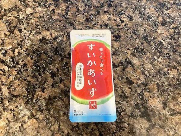 夏といえばスイカ！　カルディの『凍らせて食べる すいかあいす』を食べてみた