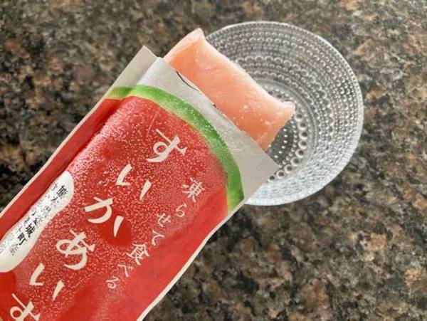 夏といえばスイカ！　カルディの『凍らせて食べる すいかあいす』を食べてみた