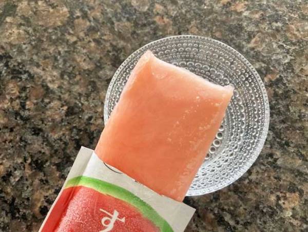 夏といえばスイカ！　カルディの『凍らせて食べる すいかあいす』を食べてみた