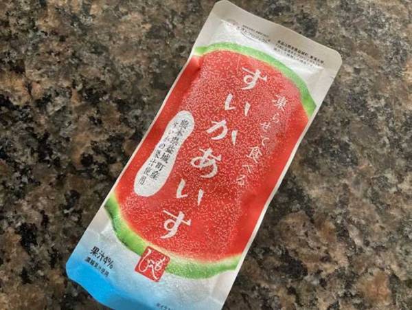 夏といえばスイカ！　カルディの『凍らせて食べる すいかあいす』を食べてみた